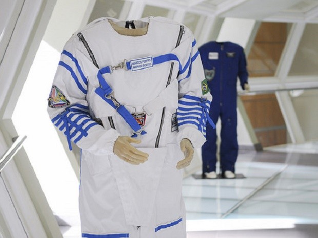 Réplica de roupa usada pelo astronauta brasileiro Marcos Pontes (Foto: Andre Borges/Agência Brasília)