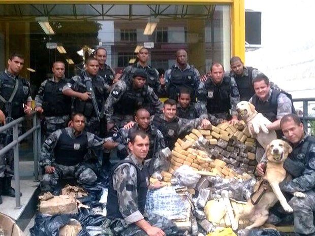 Bope e BAC apreendem três toneladas de maconha na Favela do Acari (Foto: Divulgação / Bope) Bope e BAC apreendem três toneladas de maconha na Favela do Acari (Foto: Divulgação / Bope)