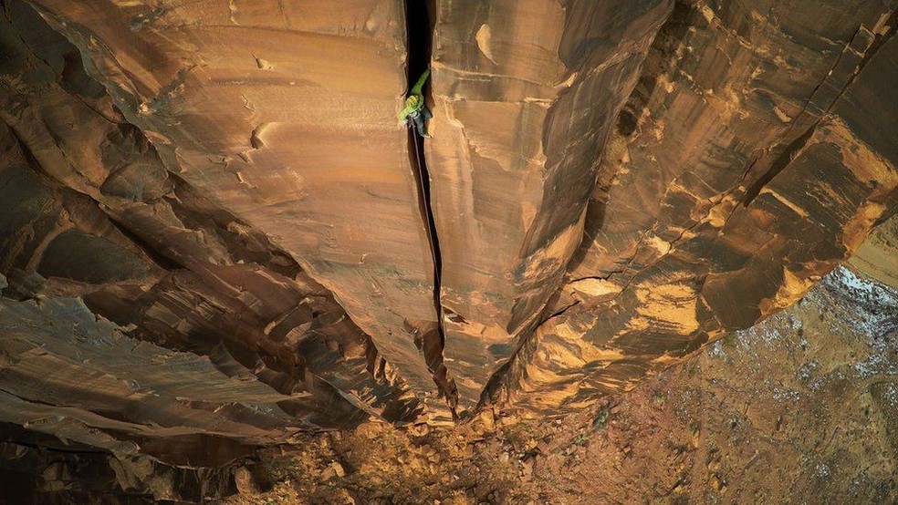 Max Seigal registrou essa foto inspiradora e impressionante de uma pessoa escalando esse penhasco em Moab, Utah, nos Estados Unidos. (Foto: Max Seigal )