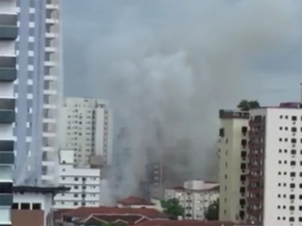 Fumaça pode ser avistada de outros bairros em Santos (Foto: João Leal / Arquivo Pessoal)