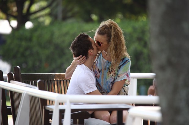 Matthew Bellamy e a namorada (Foto: Gabriel Reis / AgNews)