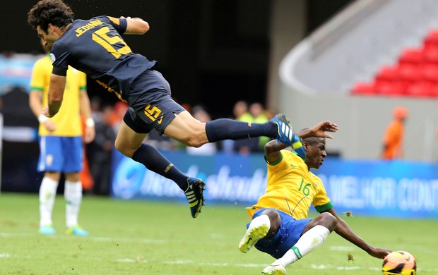 Ramires jogo Brasil Austrália (Foto: Reuters)