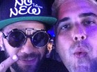 Loiro, André Marques faz 'selfie' com Daniel Alves em Ibiza
