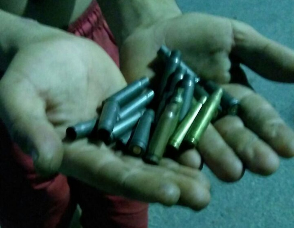 Polícia recolheu cápsulas de projéteis de armas de grosso calibre (Foto: Reprodução/WhatsApp)