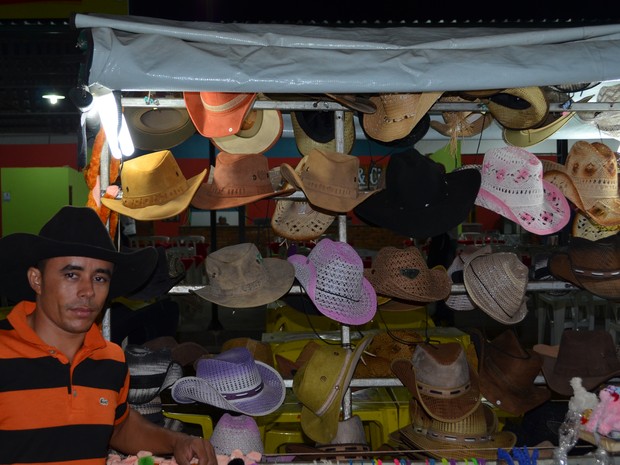 Natalício Lima percorre mais de 5 mil quilômetros para vender chapéus na Expoacre (Foto: Yuri Marcel/G1)