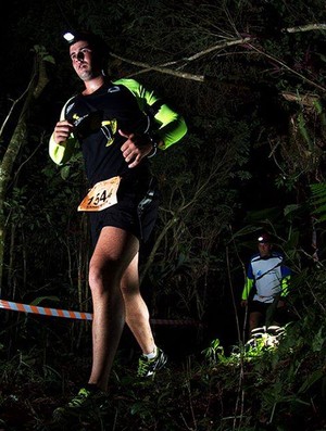 Corrida noturna de aventuras foi realizada em Taiaçupeba (Foto: Divulgação/Facebook)
