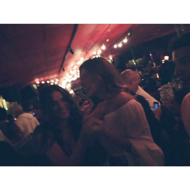 Bruna Marquezine com Stéphannie Oliveira em festa em Los Angeles, nos Estados Unidos (Foto: Instagram/ Reprodução)