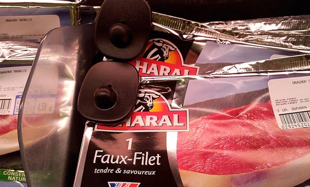 Alarme antifurto em pacotes de carnes causa polêmica na França (Foto: Photoshot)
