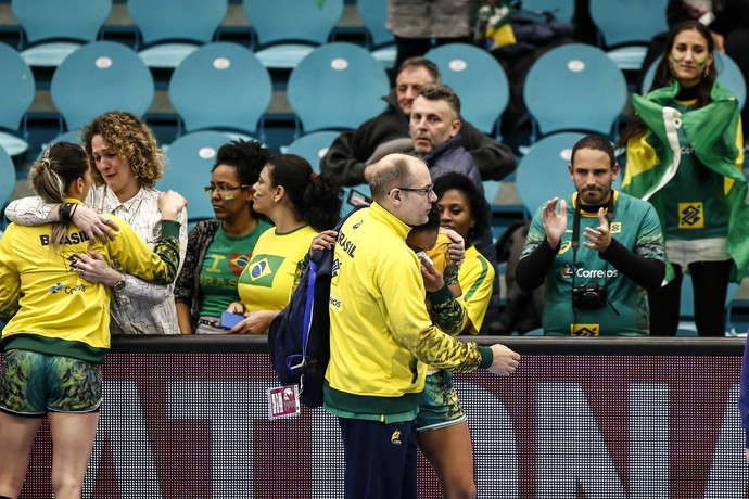 Morten Soubak consola as jogadoras do Brasil após a derrota para a Romênia (Foto: Wander Roberto/Photo&Grafia)