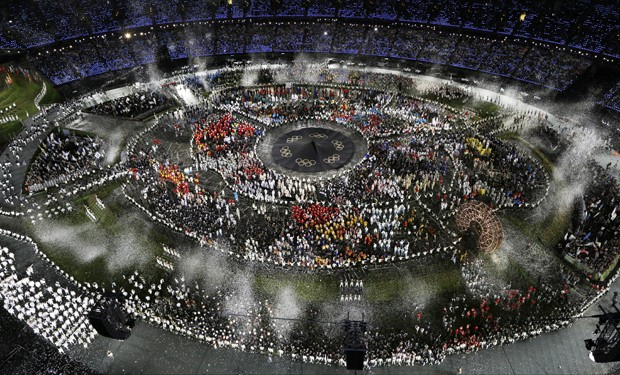 O est&aacute;dio, visto de cima, re&uacute;ne as delega&ccedil;&otilde;es dos mais de 200 pa&iacute;ses (Foto: AP)