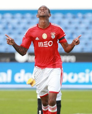 Talisca comemora gol do Benfica contra o Estoril (Foto: Isabel Cutileiro / SL Benfica)