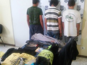 G1 PM apreende três adolescentes suspeitos de assaltos em Carambeí