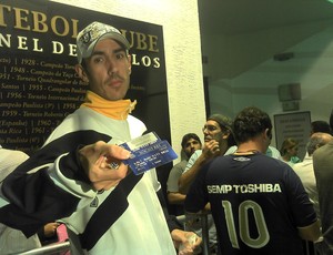 Torcedor do Santos reclama sobre venda de ingressos  (Foto: Alexandre Valdivia / Globoesporte.com)