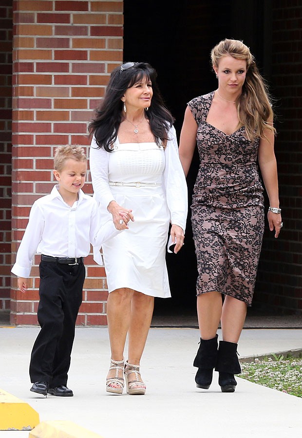 Britney Spears com a mãe e um dos filhos (Foto: Splash News)
