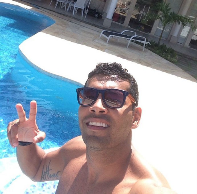 André Santos curte domingo de folga na piscina (Foto: Reprodução/Instagram)