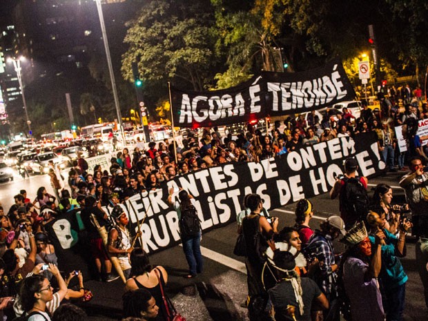 Indígenas se reúnem no vão livre do Museu de Arte de São Paulo (MASP), na Avenida Paulista, em São Paulo, nesta sexta-feira (14), para ato em homenagem ao Dia Internacional dos Povos Indígenas (Foto: Dario Oliveira/Código 19/Estadão Conteúdo)