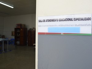 Todas as placas de identificação dos ambientes foram escritas em braile, libras e português (Foto: Maiara Pires/G1)