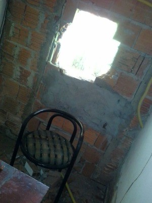 Parede de cozinha em construção foi arrombada por criminosos (Foto: Andréia Araújo/ Arquivo pessoal)