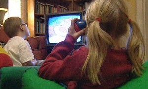 O tempo passado frente à TV parece influenciar as crianças, não o tempo no computador (Foto: BBC)