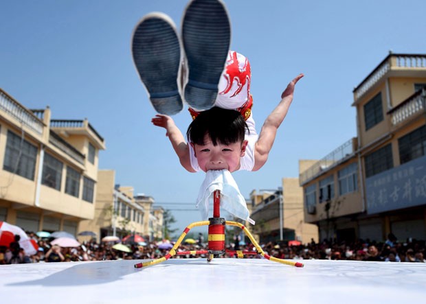 Menino de seis anos fez acrobacia incrvel em festival na China (Foto: China Daily/Reuters)