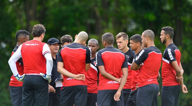 Muricy com jogadores do São Paulo (Foto: Mauro Horita / Agência Estado)