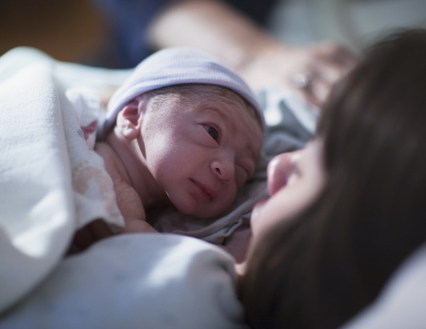 recém-nascido no colo da mãe (Foto: Getty Images)