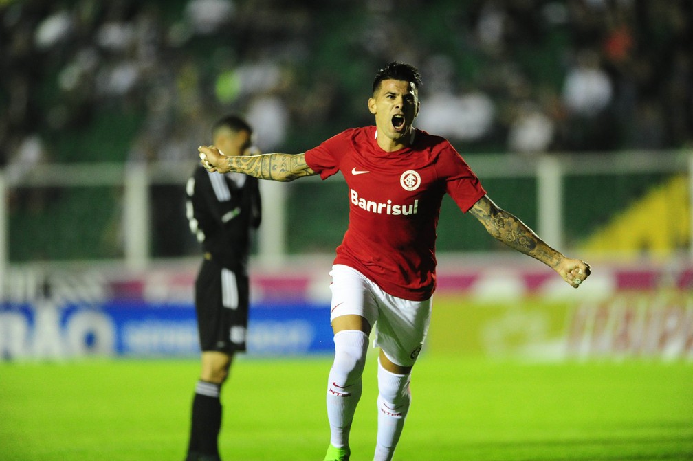 Cuesta marcou o primeiro diante do Figueirense  (Foto: Ricardo Duarte / Inter, DVG)