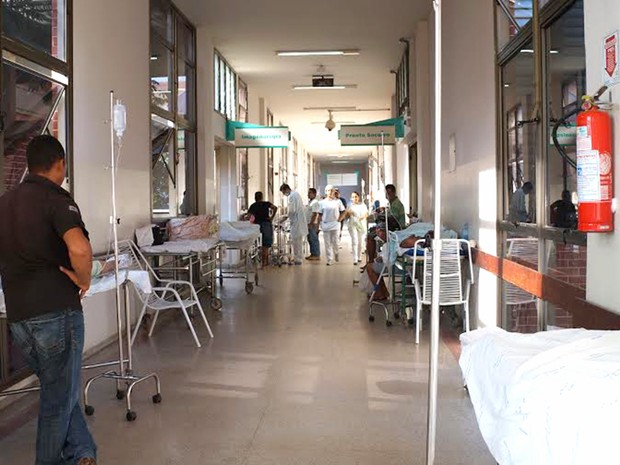 HGP - Superlotação, pacientes atendidos nos corredores (Foto: Ana Paula/ Secom)