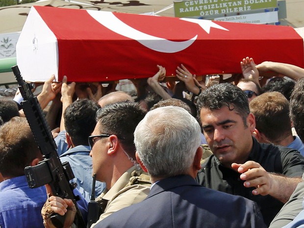 População carrega caixão de vítimas de tentativa de golpe miltiar na Turquia (Foto: Murad Sezer/ Reuters)