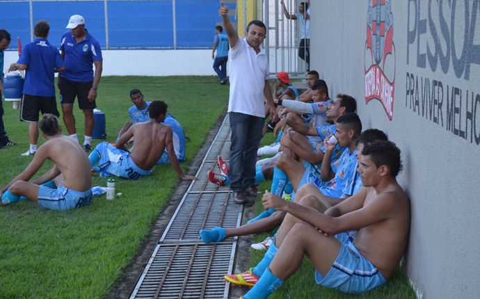 Treinador do CSP, Josivaldo Alves, orienta os seus jogadores no intervalo da partida (Foto: Amauri Aquino / GloboEsporte.com)