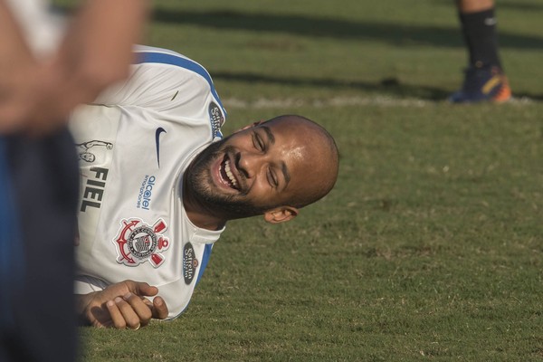 Fellipe Bastos volta a ter chance e diz que pode ser importante para o Corinthians