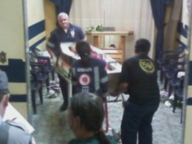 Fotos mostram o corpo da idosa sendo levado, ainda no caixão, pelo Samu.  (Foto: reprodução/TV Tem)