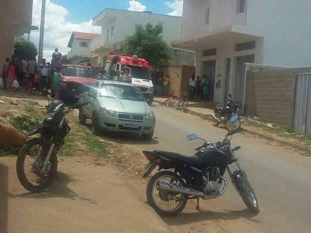 Idoso atravessava uma rua quando foi surpreendido por um motociclista (Foto: Polícia Militar/Divulgação)