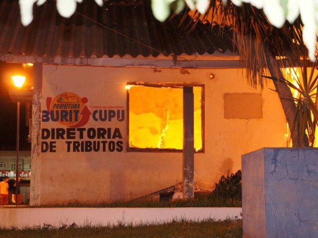 Prédio incendiado abrigava secretarias de Finanças, Meio Ambiente e Cultura (Foto: Luiz Silva/Divulgação)
