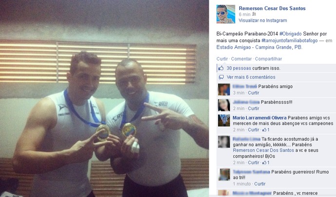 Genivaldo e Remerson, goleiros do Botafogo-PB, exibem medalha de campeão paraibano (Foto: Reprodução / Facebook)