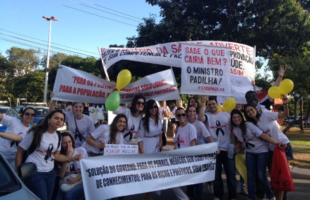 Médicos fazem protesto contra a contratação de profissionais estrangeiros, em Goiânia (Foto: Fernanda Borges / G1)