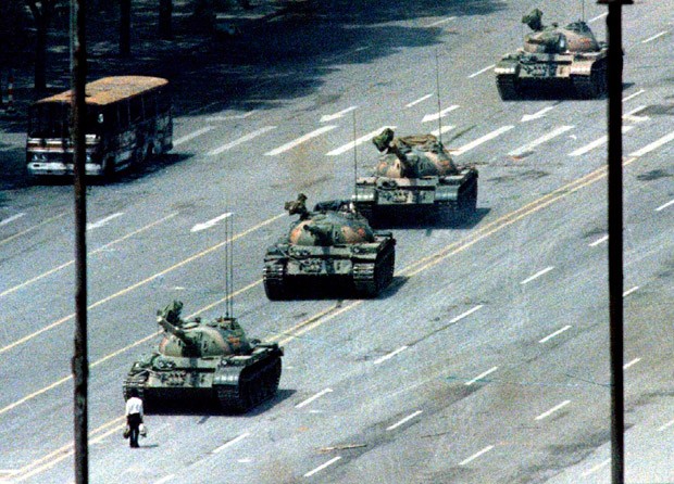 O 'homem dos tanques', em foto de 5 de junho de 1989 feita por Jeff Widener (Foto: Reuters/Stringer)
