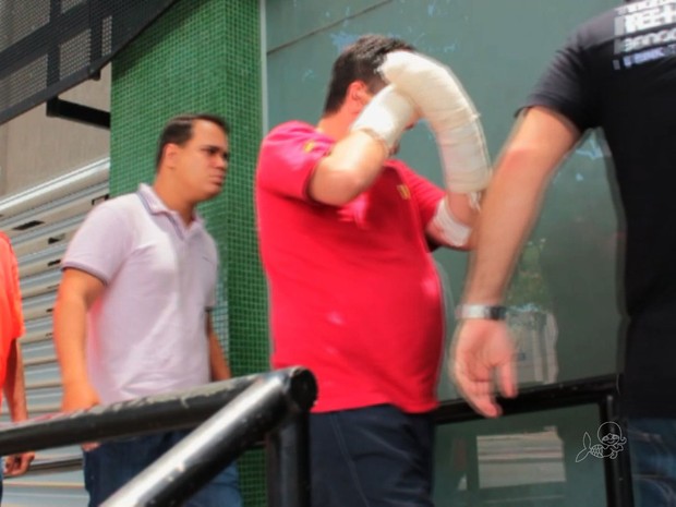 Vereador apareceu com os braços enfaixados causados por luta corporal com a ex-mulher (Foto: TV Verdes Mares/Reprodução)