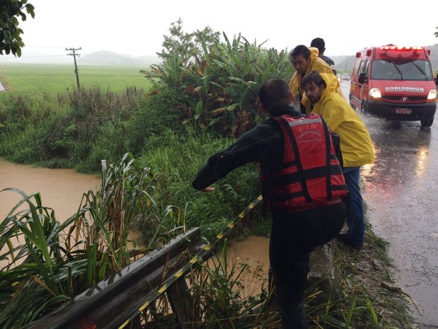 Carro com jovem pode ter caído em rio no Norte de SC (Foto: Cinthia Raash/RBS TV)