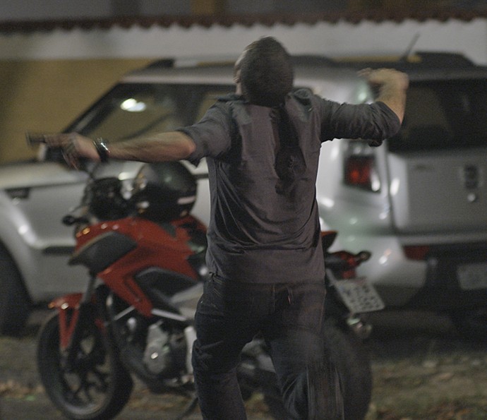 Dante é atingido por tiro na costas (Foto: TV Globo)