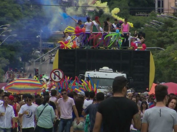 Trio elétrico passou pela Avenida Cândido de Abreu (Foto: Reprodução/ RPC TV)