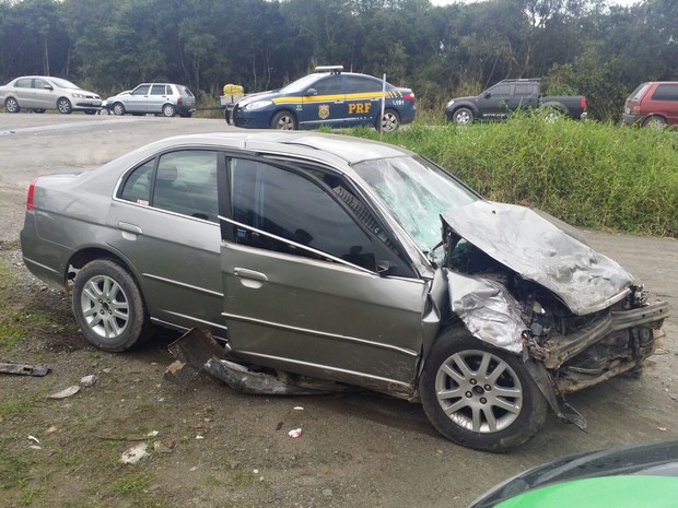 Casal de idosos estava em Honda Civic que colidiu contra táxi (Foto: PRF/Divulgação) Casal de idosos estava em Honda Civic que colidiu contra táxi (Foto: PRF/Divulgação)