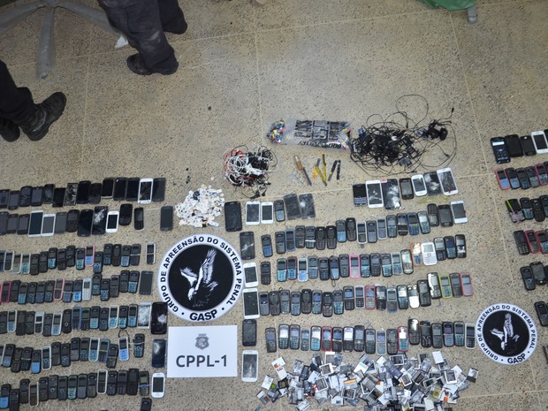 Além dos celulares, foram apreendidos carregadores e outros itens proibidos nas celas (Foto: TV Verdes Mares/Reprodução)