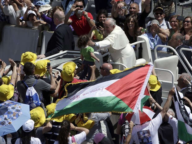 Papa Francisco abençoa cristãos na praça São Pedro, no Vaticano, durante cerimônia de beatificação de palestinas (Foto: Alessandra Tarantino/AP)