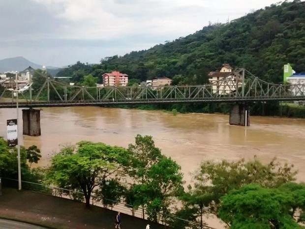 Chuva SC: nível do rio está acima do normal em Blumenau (Foto: Luis Salviato/RBS TV)