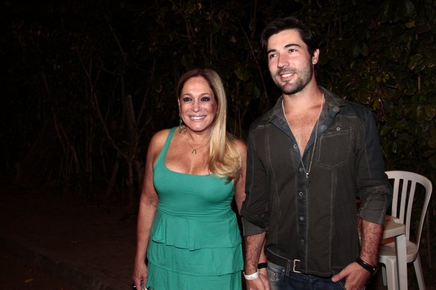 Susana Vieira e Sandro Pedroso em festa de 'Amorà vida' no Rio (Foto: Isac Luz/ EGO)