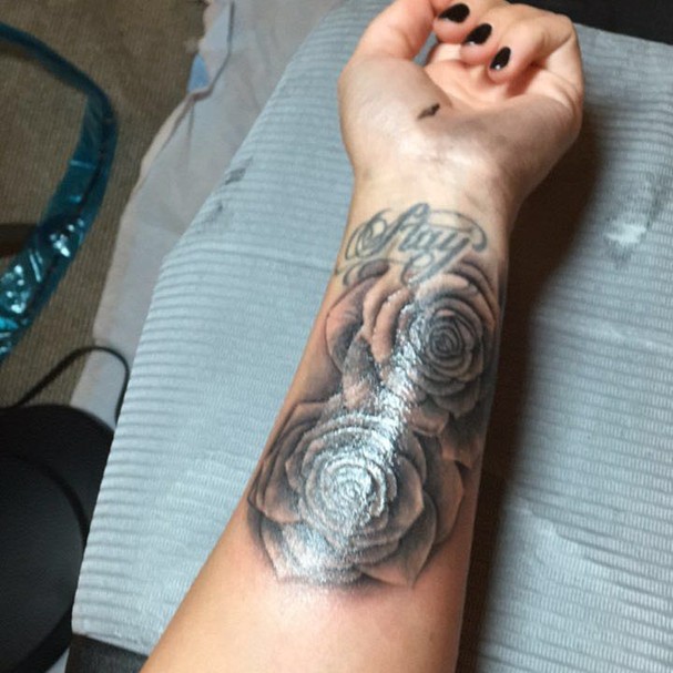 Demi Lovato faz duas novas tatuagens - Glamour | Celebridades