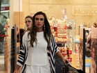 Nicole Bahls faz compras em aeroporto com vestido curtinho
