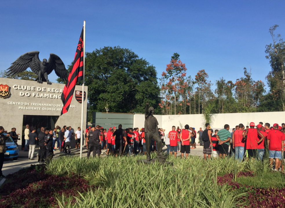 Cerca de 200 torcedores fazem protesto no Ninho do Urubu  (Foto: Igor Rodrigues)