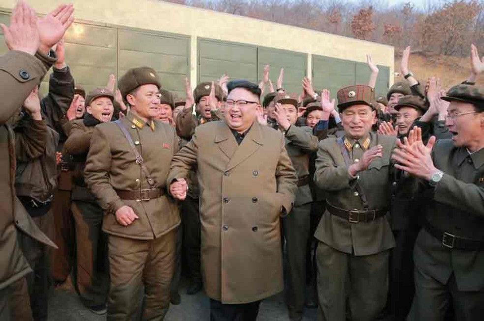  Clima de festa: Kim Jong-un com o mesmo militar que pôde subir nas suas costas  (Foto: KCNA/Uriminzokkiri)